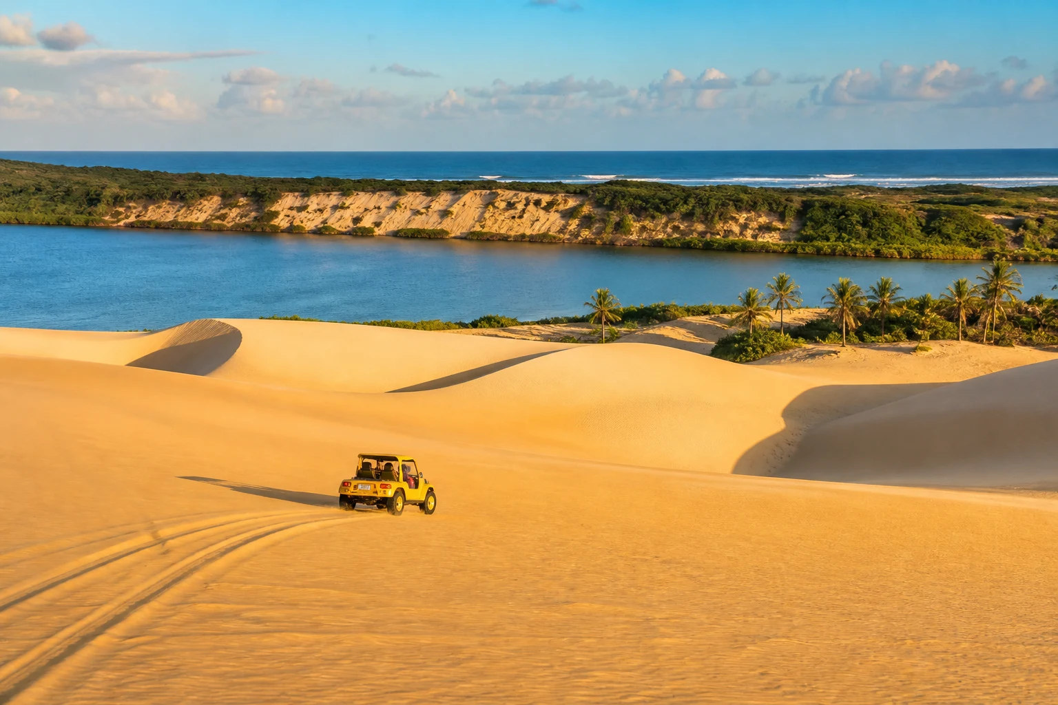 Dunas, lagoas e buggy em Genipabu